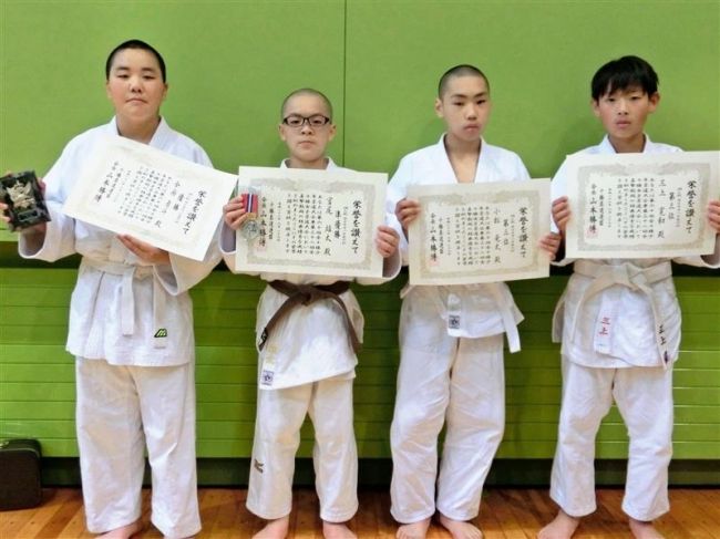 【写真】池田少 中学団体優勝 少年・女子全十勝柔道