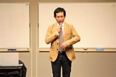 自身の役者人生や手話表現について語る庄崎氏