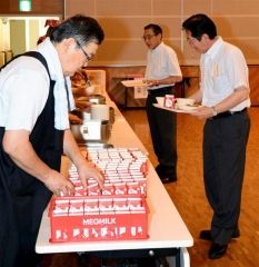 保護者など町民が給食試食　陸別 4