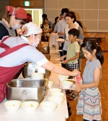 保護者など町民が給食試食　陸別 5