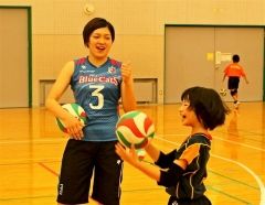 トスが上手にできた小学生をほめる吉安選手