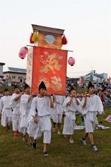 燃え上がる柱たいまつに驚き　大樹・歴舟川清流まつり 2