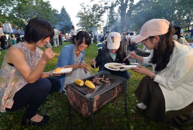 【写真】自慢の肉を食べ比べ　ジンギスカン会議
