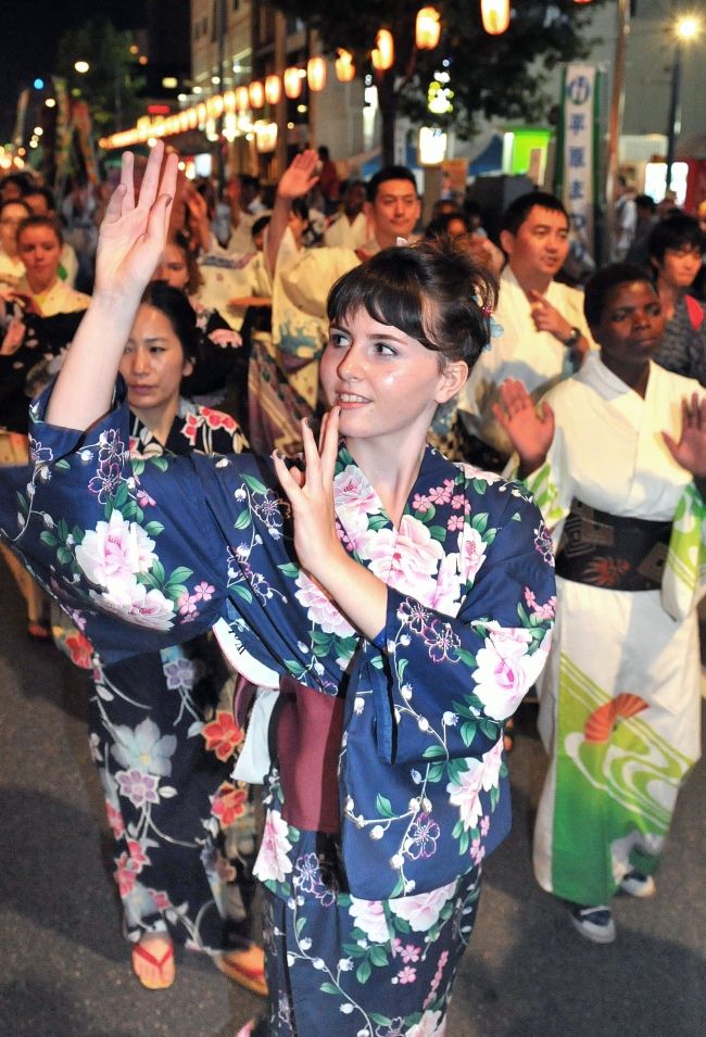 【写真】１７００人 舞の競演　一夜限り「盆おどり」