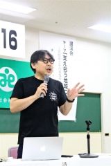 認知症ケアの在り方を講演する宮崎さん