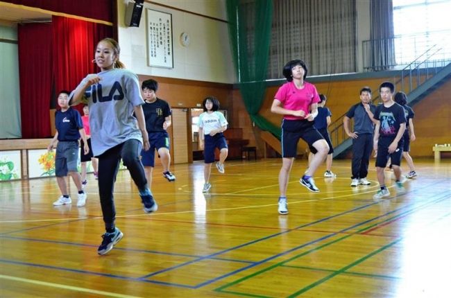 【写真】外部講師招いてダンス授業　清川中
