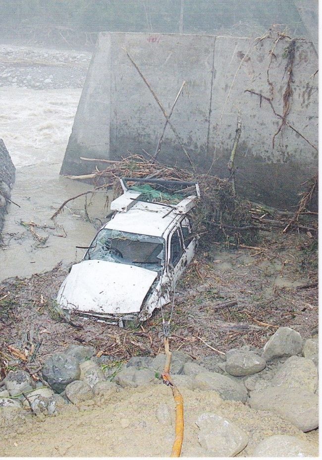 【写真】大樹の橋から転落の車発見　不明男性見つからず