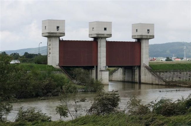 【写真】猿別水門閉じず　畑冠水、住宅床上浸水に