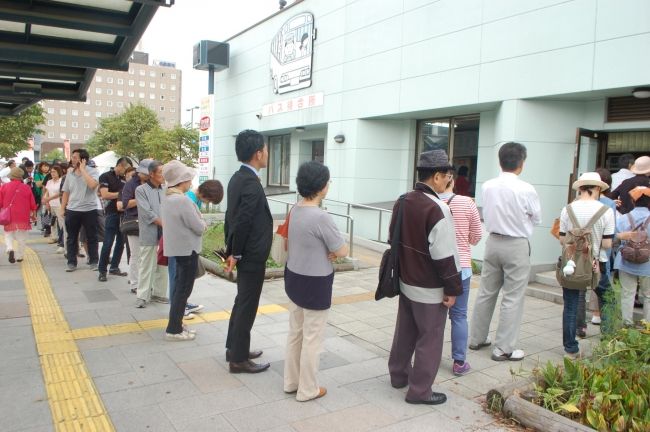 【写真】ＪＲ運休でバスに行列　高校生通学も支障