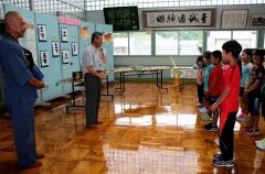 長野県団体の団長だった故・〓澤正男さんの甥の〓澤さん（中央）と藤本光世住職（左）