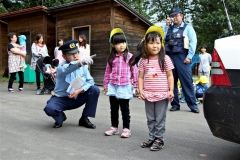 車の陰から出るときの左右確認を学ぶ園児