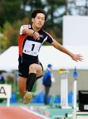 帯農高の水谷司陸上三段跳び2連覇達成 いわて国体