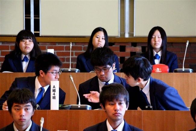 【写真】鋭い質問何度でも　大樹高生が「高校生議会」