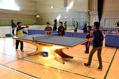 気分は五輪選手　足寄・リオ採用の卓球台試打会