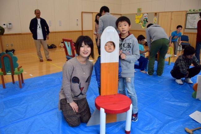 ロケットの椅子できたよ  子どもたち想像力発揮 