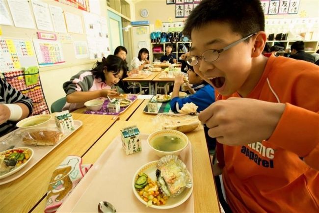 ふるさと給食で秋サケ味わう　広尾