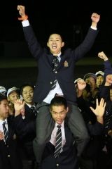 喜び分かち合う　江陵古谷投手、ソフトバンクに２位指名