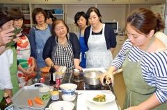 いつもの食材で食卓に変化を　栗原友さん料理教室 6