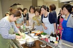 いつもの食材で食卓に変化を　栗原友さん料理教室 7