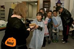菓子の詰め合わせを受け取った子ども