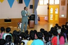子どもたちにとっておきのマジックを披露する加藤さん