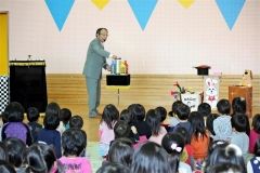 子どもたちにとっておきのマジックを披露する加藤さん