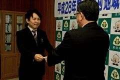 辞令を西山村長（右）から受け取った川口さん