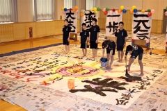 書道パフォーマンスを行う６年生