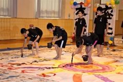 書道パフォーマンスを行う６年生