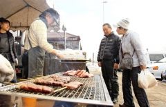 さらべつ和牛の串焼きなどが並んだ道の駅感謝祭