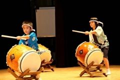 息の合ったバチさばきを見せるうりっ子太鼓