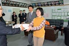 国税長官表彰を受けた鹿追中の山本教諭と中村校長（手前から）