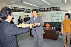 国税長官表彰を受ける中村校長