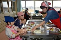 ハンバーグ調理に挑戦　ＪＡ豊頃町女性部が大津小で食育