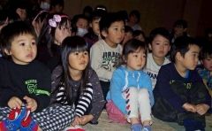 「おはなしぴあの」で物語に聴き入る子どもたち