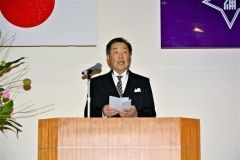 あいさつする松本会長