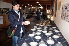 お目当ての鹿追焼きを探す来場者