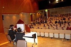 会場を盛り上げた帯大谷短大の学生