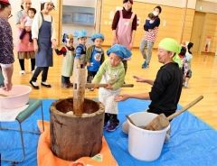 餅つきに挑戦する子どもたち