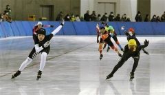 ６年男子５００メートル３組、デッドヒートを見せた１位の小丹枝海斗（左）と２位の笹渕遥人（右）