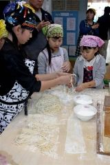 育てた小麦でうどん作り　幕別・明倫小 2