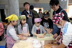育てた小麦でうどん作り　幕別・明倫小 4