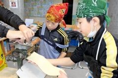 育てた小麦でうどん作り　幕別・明倫小 6
