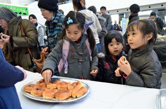 【写真】牛乳にアイス「おいしい」　畜大フェス