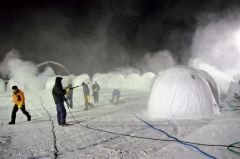 霧状の水をかけ、バルーンマンション造りを行う実行委員ら