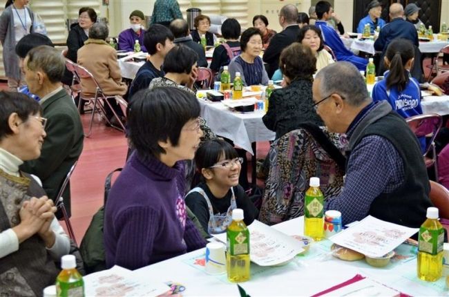 【写真】お年寄りと中学生が懇親深める　上士幌