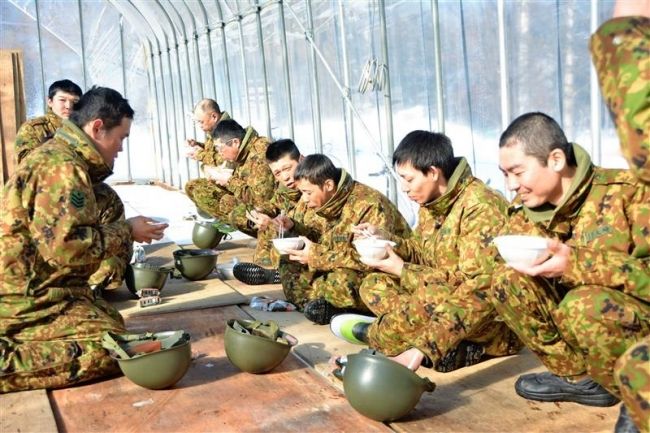 【写真】豚汁でぽかぽか　巨大滑り台造る自衛隊員　氷まつり会場