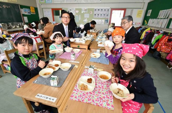 【写真】徳島の味覚に舌鼓 若葉小で交流給食会