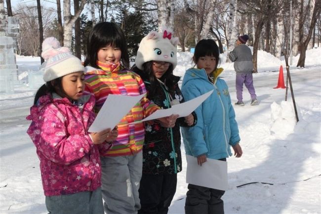 【写真】氷像「痛くないかな」　制作参加の児童が詩発表