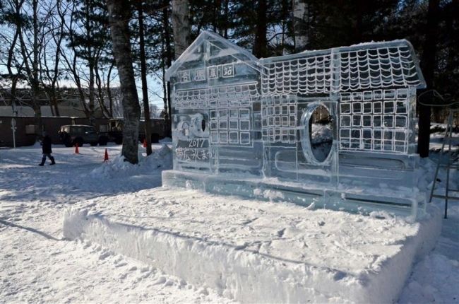 【写真】合興駅がお目見え　愛育む氷像